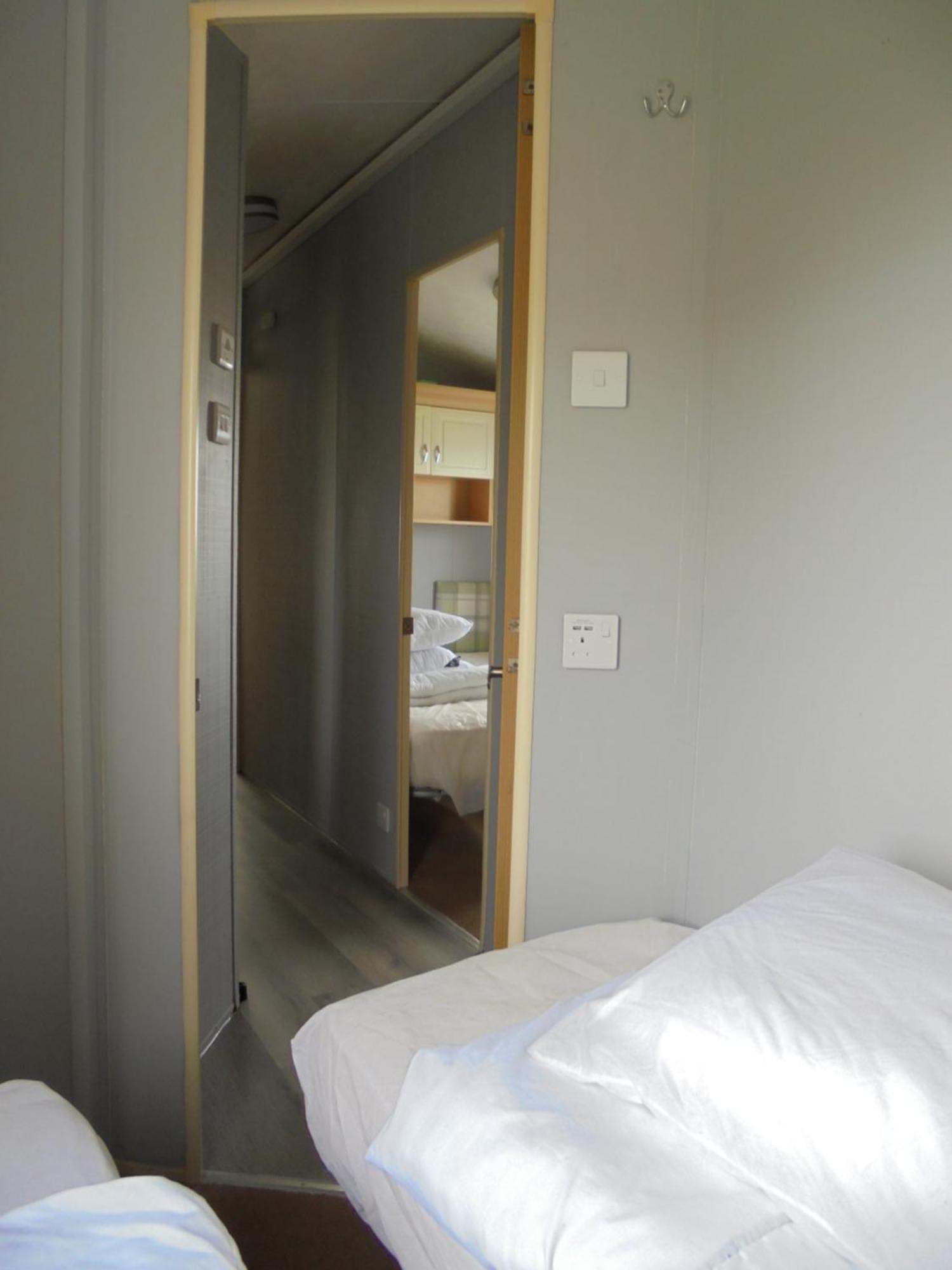8 Berth On The Chase Hotel อินโกลด์เมลส์ ภายนอก รูปภาพ